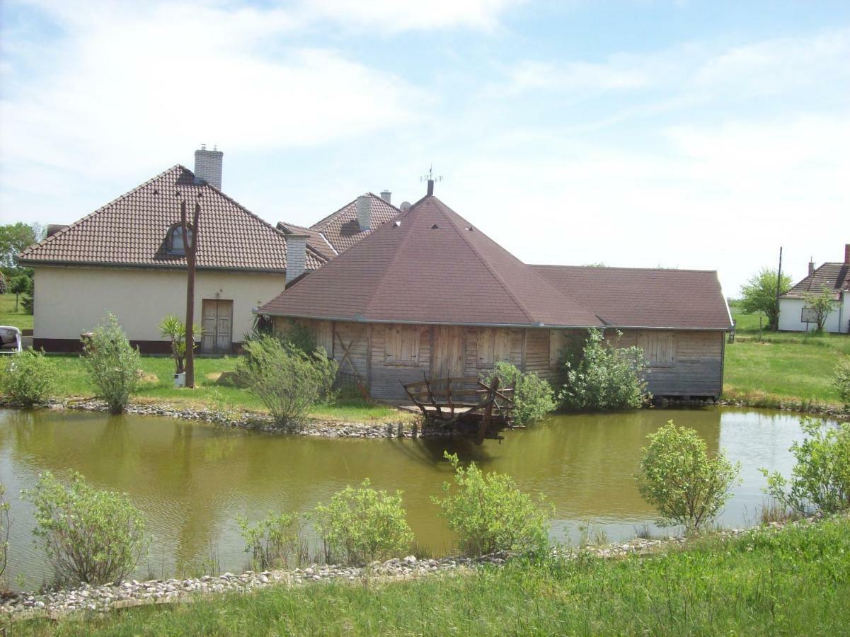Lila Akac Vendeghaz Hotel Dabrony Bagian luar foto